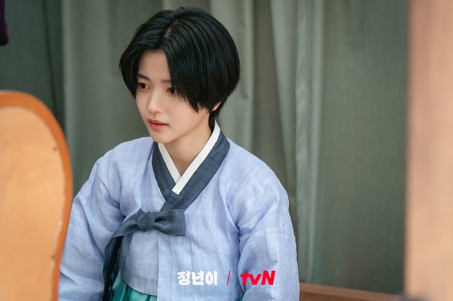 Kim Tae Ri memuncaki daftar artis drakor terpopuler bulan ini. Sang aktris mencuri perhatian dengan transformasinya sebagai bintang teater tradisional di drama Korea Jeongyeon: The Star Is Born. Tak hanya memukau penggemar dengan vokalnya, Kim Tae Ri tampil beda dengan rambut bondol. Foto: Instagram