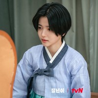 Kim Tae Ri memuncaki daftar artis drakor terpopuler bulan ini. Sang aktris mencuri perhatian dengan transformasinya sebagai bintang teater tradisional di drama Korea Jeongyeon: The Star Is Born. Tak hanya memukau penggemar dengan vokalnya, Kim Tae Ri tampil beda dengan rambut bondol. Foto: Instagram