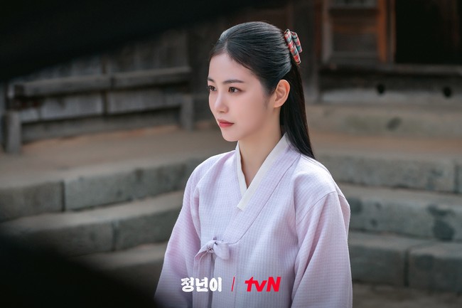 Pemain drama Korea Jeongyeon: The Star Is Born lain yang tak kalah mencuri perhatian adalah Shin Ye Eun. Tampil sebagai saingan Kim Tae Ri, sang aktris ada di urutan ke-10 artis drakor terpopuler yang dirilis Korean Business Research Institute. Foto: Instagram