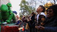Macy’s Thanksgiving Parade tetap menjadi daya tarik pariwisata utama yang selalu dinantikan setiap tahunnya, memberikan keceriaan dan hiburan bagi seluruh keluarga di seluruh dunia.