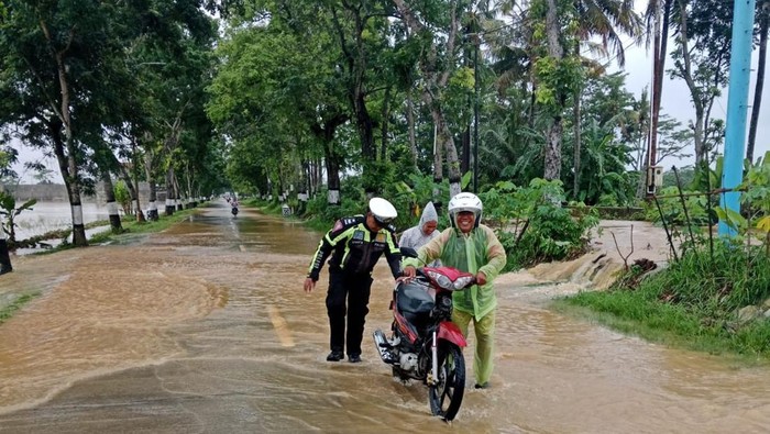 Kondisi sepeda motor warga yang mogok usai menerobos banjir di ruas jalan yang terendam banjir di wilayah Kabupaten Cilacap, Kamis (28/11/2024).