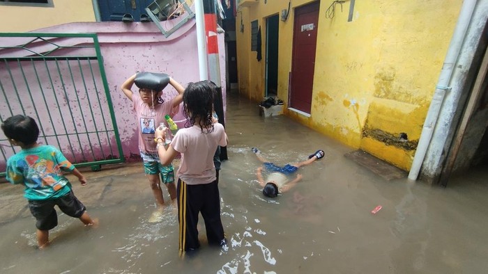 Banjir di Kebon Pala Kampung Melayu jadi Wahana Bocah Main Air