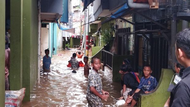 Banjir di Kebon Pala Kampung Melayu jadi 'Wahana' Bocah Main Air