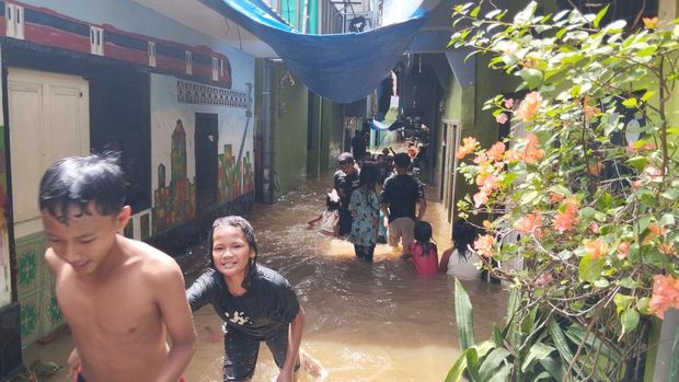 Banjir di Kebon Pala Kampung Melayu jadi 'Wahana' Bocah Main Air