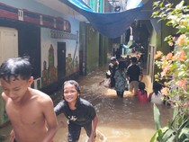 Banyak Anak Berenang di Tengah Banjir Jakarta, Pakar Soroti Risikonya