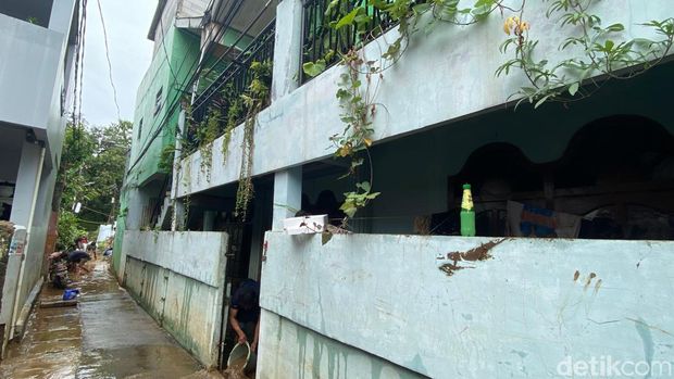 Banjir di Rawajati Jaksel mulai surut. (Joakhim Tharob/detikcom)