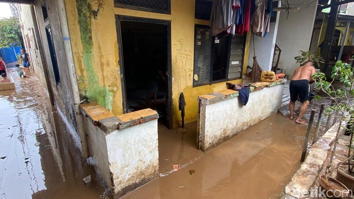 Banjir di Rawajati Jaksel mulai surut. (Joakhim Tharob/detikcom)