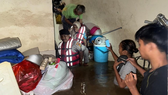 Banjir merendam sejumlah rumah warga di Kebon Pala, Kampung Melayu, Jakarta Timur, pada Kamis (28/11/2024) pagi.