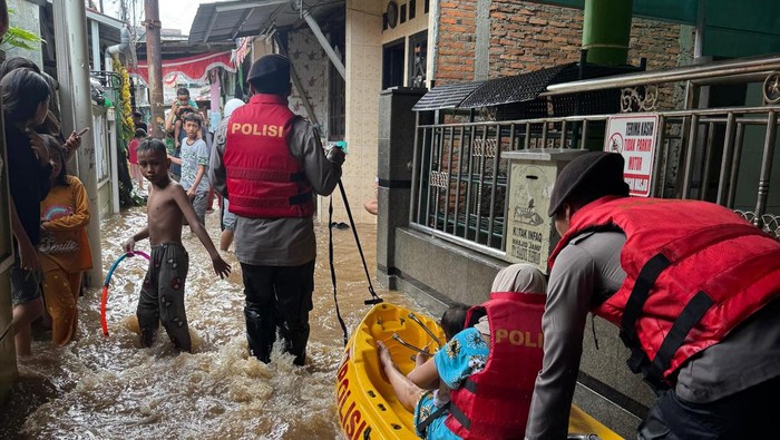 Banjir merendam sejumlah rumah warga di Kebon Pala, Kampung Melayu, Jakarta Timur, pada Kamis (28/11/2024) pagi.