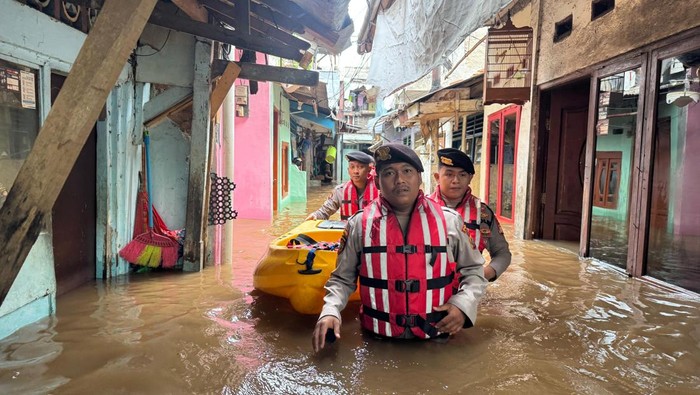 Banjir merendam sejumlah rumah warga di Kebon Pala, Kampung Melayu, Jakarta Timur, pada Kamis (28/11/2024) pagi.