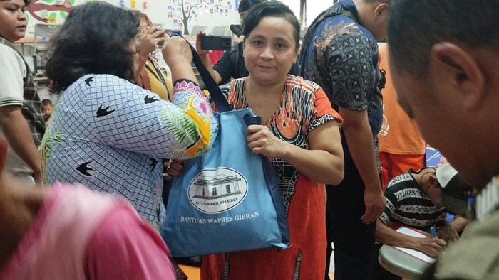 Bantuan dari Wapres Gibran untuk korban banjir di Jaktim (Fawdi/detikcom)