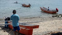 Pemernitah setempat melalui Dinas Pertanian dan Ketahanan Pangan menyalurkan bantuan perahu fiber tahap ketiga sebanyak 49 unit lengkap dengan mesin untuk membantu penguatan ekonomi nelayan di wilayah itu.