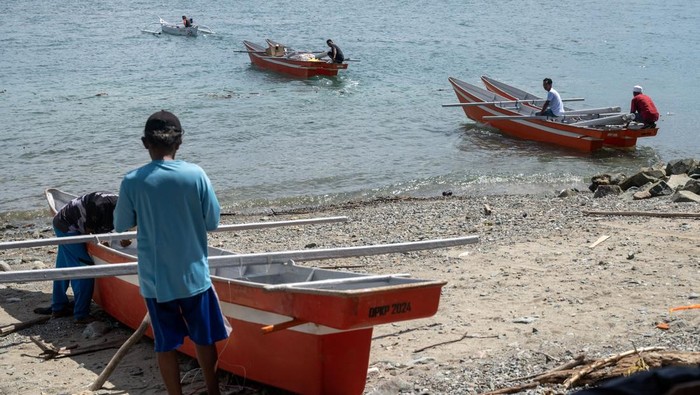 Bantuan perahu nelatan Teluk Palu Sejumlah nelayan menarik perahu fiber bantuan pemerintah yang baru diterimanya di Pantai Tipo, Teluk Palu, Sulawesi Tengah, Kamis (28/11/2024). Pemernitah setempat melalui Dinas Pertanian dan Ketahanan Pangan menyalurkan bantuan perahu fiber tahap ketiga sebanyak 49 unit lengkap dengan mesin untuk membantu penguatan ekonomi nelayan di wilayah itu. ANTARA FOTO/Basri Marzuki/YU