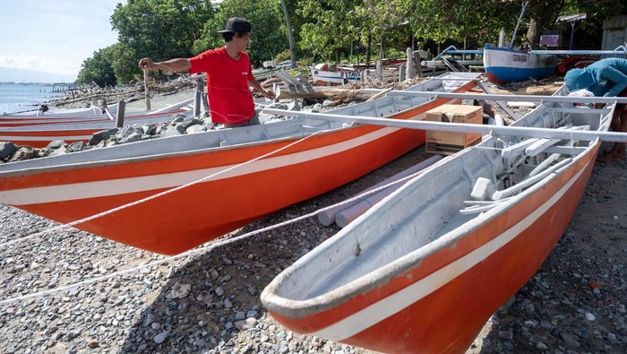 Bantuan perahu nelatan Teluk Palu Sejumlah nelayan menarik perahu fiber bantuan pemerintah yang baru diterimanya di Pantai Tipo, Teluk Palu, Sulawesi Tengah, Kamis (28/11/2024). Pemernitah setempat melalui Dinas Pertanian dan Ketahanan Pangan menyalurkan bantuan perahu fiber tahap ketiga sebanyak 49 unit lengkap dengan mesin untuk membantu penguatan ekonomi nelayan di wilayah itu. ANTARA FOTO/Basri Marzuki/YU