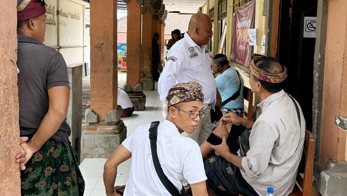 Ketua Bawaslu Klungkung saat melakukan pemantauan kegiatan pemilihan di TPS di Klungkung, Rabu (27/11/2024). (Istimewa).