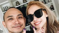 Tak ingin golput, Bunga Citra Lestari gunakan hak suaranya pada Pemilihan Gubernur kemarin (27/11). Aksinya naik motor melintasi gang sempit ke tempat pemungutan suara menjadi sorotan. Foto: Instagram/itmesbcl