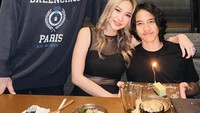 Kehadiran Tiko dalam keluarga BCL juga melengkapi kehangatannya. Acara makan malam yang hangat hingga berbagai perayaan penting dilakukan dengan makan bersama. Foto: Instagram/itmesbcl