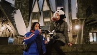 Melancong ke Jepang menjadi momen yang menyenangkan bagi BCL dan Noah. Keduanya santai duduk dan bersandar di tembok untuk menikmati Butterbeer yang menyegarkan. Foto: Instagram/itmesbcl