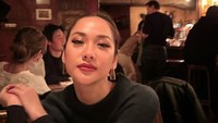 Di tengah kesibukannya sebagai seorang Diva, BCL menyempatkan diri untuk sesekali berlibur. Menyambangi kafe dan pub di luar negeri menjadi rutinitasnya bersantai. Foto: Instagram/itmesbcl