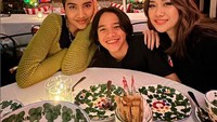 BCL memang sangat akrab dengan putranya, seolah teman dekat yang ke manapun akan pergi bersama. Termasuk saat merayakan malam ulang tahun di Amerika Serikat. Foto: Instagram/itmesbcl