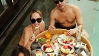 Floating breakfast juga tak dilewatkan oleh BCL, Tiko, dan Noah. Ketiganya tampak bahagia menyantap makanan segarnya di kolam renang. Foto: Instagram/itmesbcl
