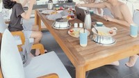 Keluarga kecil Bunga Citra Lestari (BCL) selalu dibagikan dengan hangat. Liburan ke Bali menjadi kesempatan untuk bisa sarapan bersama-sama. Foto: Instagram/itmesbcl