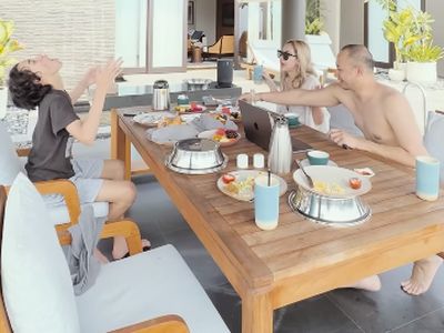 Kompaknya BCL Kulineran Bareng Anak dan Suami Keliling Dunia