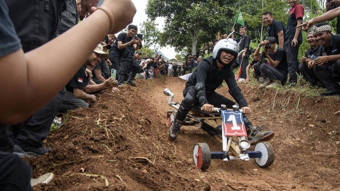 Begini Serunya Balapan Permainan Tradisional Kadaplak Sejumlah peserta saling berlomba saat mengikuti balapan alat permainan tradisional Kadaplak dalam rangkaian Hari Bakti PU yang ke -79 di Bandung, Jawa Barat, Kamis (28/11/2024). Sebanyak 30 peserta dari warga maupun aparatur sipil negara mengikuti balapan dengan berbagai model kadaplak sebagai upaya melestarikan permainan tradisional sekaligus kampanye konservasi lingkungan dan ruang terbuka hijau. ANTARA FOTO/Novrian Arbi/YU