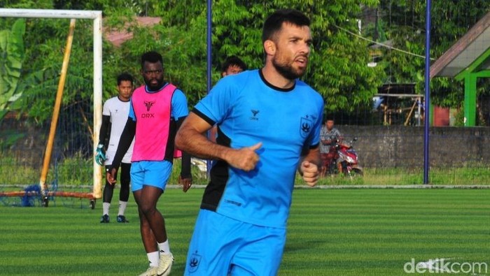 Bek kiri PSIS asal Spanyol, Ruxi dalam sesi latihan. Foto diunggah Kamis (28/11/2024).