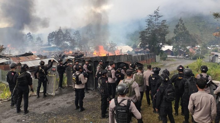 Bentrokan antarpendukung paslon di Puncak Jaya pecah hingga puluhan rumah dibakar massa.