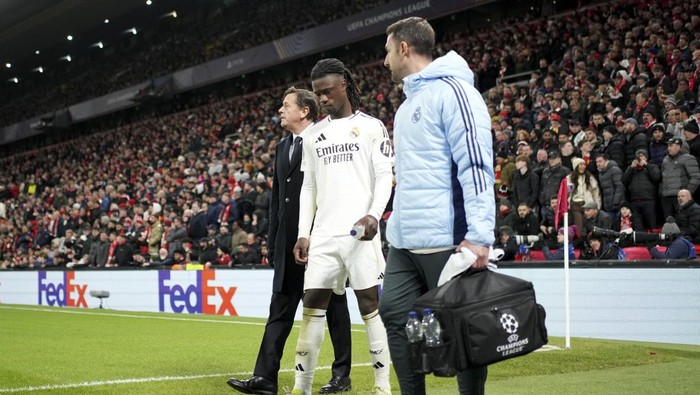 Real Madrids Eduardo Camavinga leaves the pitch after getting injured during the Champions League opening phase soccer match between Liverpool and Real Madrid at Anfield Stadium, Liverpool, England, Wednesday, Nov. 27, 2024. (AP Photo/Jon Super)
