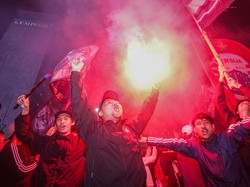 Mereka tampak menyalakan flare.  