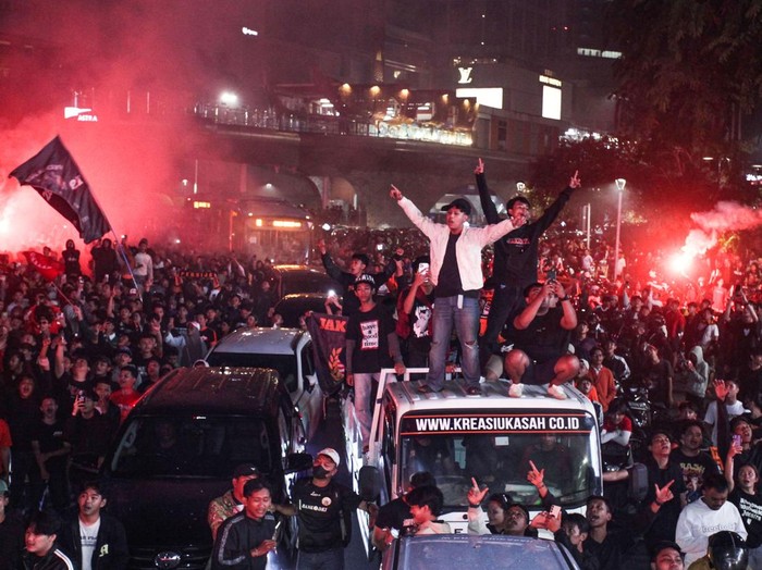 Massa pendukung klub sepak bola Persija Jakarta yang tergabung dalam The Jak Mania memadati kawasan Bundaran Hotel Indonesia (HI) untuk merayakan HUT yang ke-96 kesebelasan kesayangan mereka di Jakarta, Kamis (28/11/2024) dini hari. Dalam perayaan yang menjadi tradisi The Jak Mania itu, mereka berharap Persija dapat kembali menjuarai Liga 1 Indonesia pada musim 2024-2025. ANTARA FOTO/Zaky Fahreziansyah/app/YU