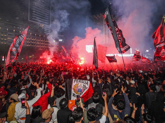 Massa pendukung klub sepak bola Persija Jakarta yang tergabung dalam The Jak Mania memadati kawasan Bundaran Hotel Indonesia (HI) untuk merayakan HUT yang ke-96 kesebelasan kesayangan mereka di Jakarta, Kamis (28/11/2024) dini hari. Dalam perayaan yang menjadi tradisi The Jak Mania itu, mereka berharap Persija dapat kembali menjuarai Liga 1 Indonesia pada musim 2024-2025. ANTARA FOTO/Zaky Fahreziansyah/app/YU