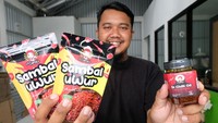 Pengelola menunjukkan sambal tabur dan chilli oil olahan cabe kering di rumah produksi Gapoktan Rahayu Makmur Bansari, Temanggung, Jawa Tengah, Kamis (28/11/2024).
