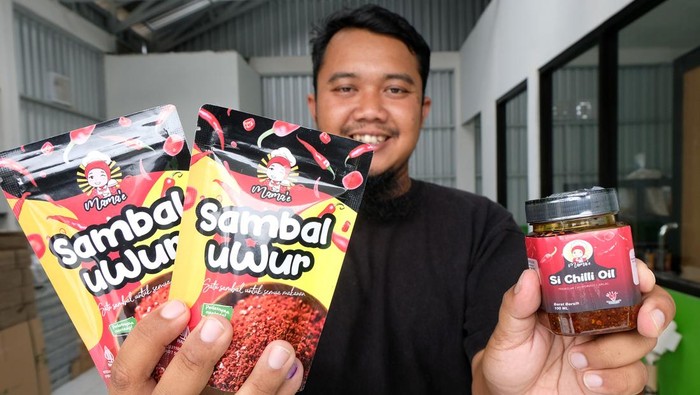Cabai Bisa Disulap Jadi Banyak Sumber Olahan Cuan Pekerja menata kulit cabe kering untuk diolah di rumah produksi Gapoktan Rahayu Makmur Bansari, Temanggung, Jawa Tengah, Kamis (28/11/2024). Kelompok tani yang beranggotakan 50 orang tersebut selain menanam berbagai komoditas sayuran dan buah-buahan juga melakukan inovasi olahan makanan berbahan kulit cabe menjadi sambal tabur dan chilli oil yang telah dipasarkan ke berbagai wilayah di Indonesia yang dijual Rp15.000-Rp20.000 per bungkus. ANTARA FOTO/Anis Efizudin/YU