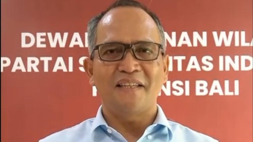 Calon wakil wali kota Denpasar nomor urut 1, I Nengah Yasa Adi Susanto, saat memberikan ucapan selamat kepada paslon Jaya-Wibaya.