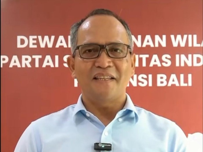 Calon wakil wali kota Denpasar nomor urut 1, I Nengah Yasa Adi Susanto, saat memberikan ucapan selamat kepada paslon Jaya-Wibaya.