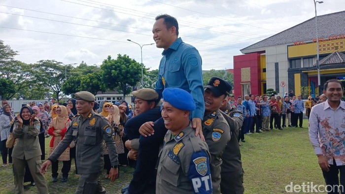 Cheka Virgowansyah dipangku oleh anggota Satpol PP Kota Tasikmalaya.