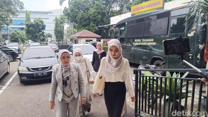 Cut Intan Nabila (23) tiba di Pengadilan Negeri (PN) Cibinong. (Rizky/detikcom)