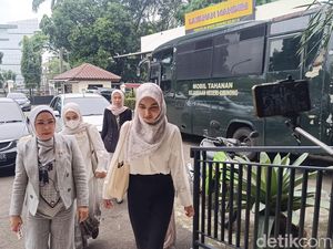 Cut Intan Hadiri Sidang Lanjutan KDRT Armor Toreador di PN Cibinong
