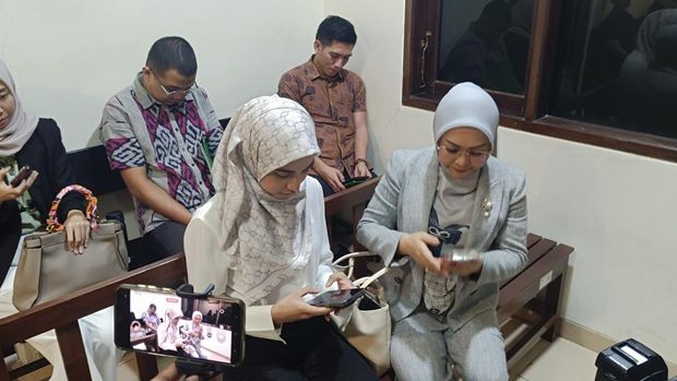 Cut Intan saat hadiri sidang KDRT di PN Cibinong, Bogor.