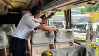 Petugas juga mengecek AC bus.