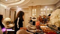 Ini potret meja makan yang bersebelahan dengan dapur bersihnya. Didominasi dengan warna putih yang menambah kesan mewah tapi hangat. Foto: YouTube Crazy Nikmir Real
