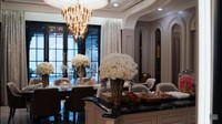 Mengikuti konsep rumahnya, area dapur juga didesain dengan kemewahan. Dapurnya dibuat dengan konsep American style modern. Foto: YouTube Crazy Nikmir Real