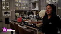 Lewat kanal YouTube Nikita Mirzani, ia memperlihatkan potret rumahnya yang mewah. Mereka pun menikmati jamuan di meja makan yang berada di area dapur bersih. Foto: YouTube Crazy Nikmir Real