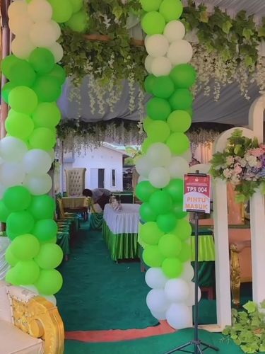 Dekorasi TPS Pilkada Gubernur Sumatra Selatan dan Bupati Ogan Ilir tahun 2024 di Desa Seri Tanjung, Kecamatan Tanjung Baru, Kabupaten Ogan Ilir, Sumatra Selatan ini viral karena dekorasinya mirip dengan acara pernikahan.