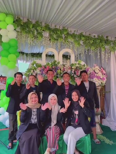 Dekorasi TPS Pilkada Gubernur Sumatra Selatan dan Bupati Ogan Ilir tahun 2024 di Desa Seri Tanjung, Kecamatan Tanjung Baru, Kabupaten Ogan Ilir, Sumatra Selatan ini viral karena dekorasinya mirip dengan acara pernikahan.