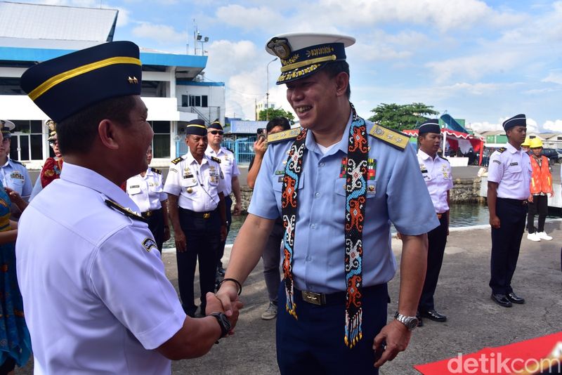 Deputi Operasi dan Latihan Laksamana Muda TNI Andi Abdul Aziz secara resmi menyambut kedatangan Kapal Philippine Coast Guard (PCG) BRP Gabriela Silang