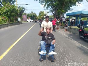 Warga Difabel Tunaikan Janji Naik Kursi Roda 20 Km ke Kantor PDIP Jembrana